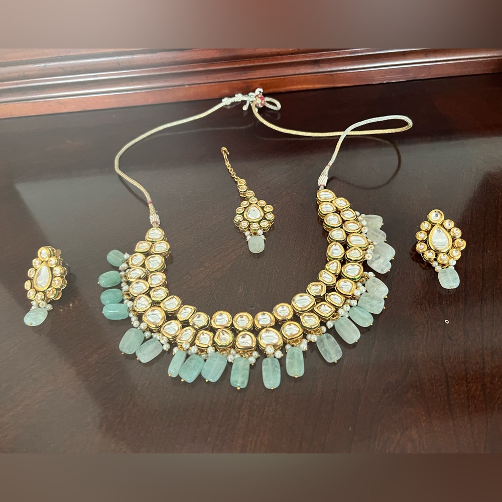 Kundan Indian jewelry set with tikka